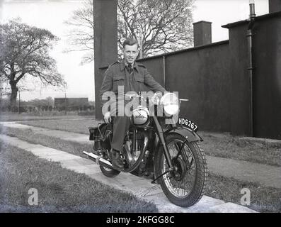 1948, storico, un aviere Briitsh seduto su una motocicletta Norton britannica, a RAF Ternhill, Longford Camp, Market Drayton, Shropshire, Inghilterra, Regno Unito. La base aerea fu aperta nel 1916 ma chiusa nel 1922, fu nuovamente requisita nel 1935 quando il programma di espansione della RAF iniziò con la guerra all'orizzonte. Foto Stock