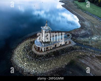 Chiesa di Normanton sull'acqua di Rutland - fotografia di drone sopra l'acqua Foto Stock