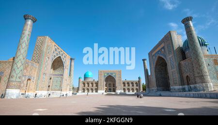 SAMARCANDA, UZBEKISTAN - 12 SETTEMBRE 2022: Piazza Registan in una soleggiata mattinata di settembre Foto Stock