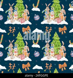 Modello di Natale con conigli e albero di Natale. Modello senza cuciture con lepri nella neve vicino all'albero di Natale. Regali di Natale e giocattoli dell'albero Foto Stock