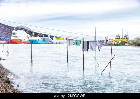 Lavaggio appeso ad asciugare su una linea su un sistema di carrucole sopra il fiume South Esk a Ferryden, Montrose, Angus, Scozia UK Foto Stock