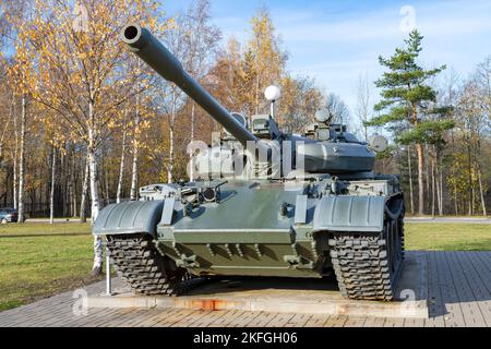 KIROVSK, RUSSIA - 24 OTTOBRE 2022: Carro armato sovietico T-55M nell'esposizione all'aperto del museo-panorama 'Breakthrough' Foto Stock