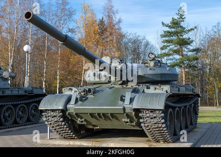 KIROVSK, RUSSIA - 24 OTTOBRE 2022: Carro armato sovietico T-62M nell'esposizione del museo 'la svolta dell'assedio di Leningrad' in un giorno di sole di ottobre Foto Stock