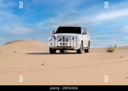 Fuoristrada 4x4 nel deserto, dune di sabbia in Medio Oriente Foto Stock