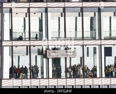 New York, Stati Uniti. 18th Nov 2022. La gente guarda le vedute di Manhattan dalla piattaforma di osservazione Summit presso One Vanderbilt nel centro cittadino venerdì 18 novembre 2022 a New York City. Foto di John Angelillo/UPI Credit: UPI/Alamy Live News Foto Stock