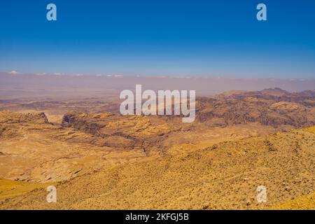 La vista sulla Jordan Rift Valley verso Isreal dal punto di osservazione Petra sulla Kings Highway in Giordania Foto Stock