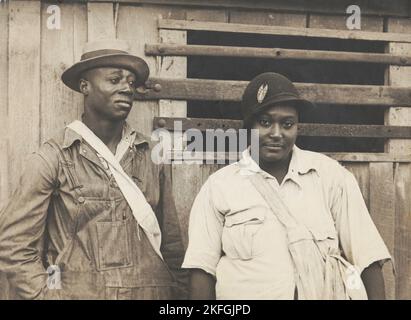 Raccoglitrici di cotone che ricevono sessanta centesimi al giorno, Pulaski County, Arkansas, ottobre 1935. Foto Stock