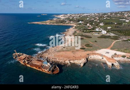 Veduta aerea del relitto di Edro 111 sulle rocce vicino Peyia, Paphos, Cipro. La nave si è arenata durante una tempesta nel dicembre 2011. Foto Stock
