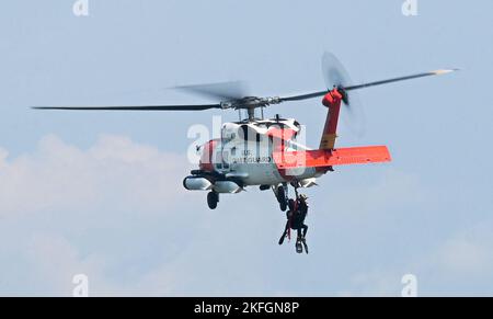 L'equipaggio di elicotteri della Guardia Costiera degli Stati Uniti è tirato su un Sikorsky MH-60T Jayhawk alla base comune di Langley-Eustis, Virginia, 15 settembre 2022. L'HH-60J Jayhawk è un elicottero di recupero a medio raggio utilizzato per eseguire missioni di ricerca e salvataggio, forze dell'ordine, preparazione militare e protezione ambientale marina. Foto Stock