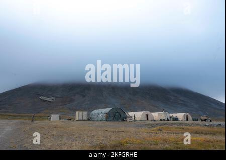 SAVOONGA, Alaska (dal 15, 2022) Un CH-47 Chinook, assegnato al comando della truppe della Guardia Nazionale dell'Alaska 207th Aviazione, sorvola il campo di spedizione di un'unità Naval Special Warfare della Costa Occidentale durante l'operazione Noble Defender. Questa operazione di Noble Defender dimostra la capacità di lanciare in un attimo da luoghi aerei e marittimi dispersi per difendere gli approcci del Nord in più regioni del continente in tutti i domini, mostrando resilienza di fronte a minacce molteplici e complesse. Foto Stock