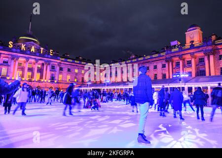 Londra, Regno Unito. 18th Nov 2022. Le persone prendono selfie e godono il loro tempo di skate. L'annuale pista di PATTINAGGIO su ghiaccio del Somerset House ha aperto nuovamente le porte al pubblico per un divertente pattinaggio sotto le stelle nel cortile dello storico edificio londinese. Credit: Imageplotter/Alamy Live News Foto Stock