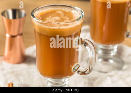 Boozy caldo Rum bollito con cannella e spezie Foto Stock