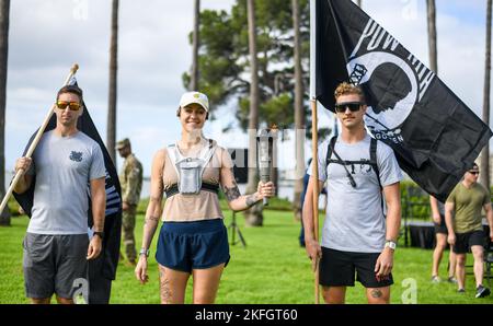 La base dell'aeronautica di Los Angeles ha tenuto un evento di commemorazione per il National POW/mia Recognition Day, che ha avuto inizio il 15 settembre e si è concluso il 16 settembre con una cerimonia di posa della torcia e della corona di 54 km. L'illuminazione della torcia e il suo funzionamento sono iniziati a Terminal Island, California, e si sono conclusi alla base. Varie organizzazioni di base e di comunità trasportavano la torcia mentre funzionavano le gambe di relè. La guardia d'onore della base dell'aeronautica di Los Angeles ha presentato i colori per la cerimonia di apertura il 16 settembre 2022. Mia Walsh, Comandante della Space base Delta 3, consegna il trofeo "Most Miles Completed" ai volontari e ai migliori runner. Foto Stock