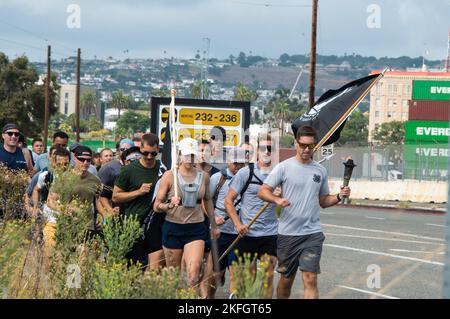 La base dell'aeronautica di Los Angeles ha tenuto un evento di commemorazione per il National POW/mia Recognition Day, che ha avuto inizio il 15 settembre e si è concluso il 16 settembre con una cerimonia di posa della torcia e della corona di 54 km. L'illuminazione della torcia e il suo funzionamento sono iniziati a Terminal Island, California, e si sono conclusi alla base. Varie organizzazioni di base e di comunità trasportavano la torcia mentre funzionavano le gambe di relè. La guardia d'onore della base dell'aeronautica di Los Angeles ha presentato i colori per la cerimonia di apertura il 16 settembre 2022. Mia Walsh, Comandante della Space base Delta 3, consegna il trofeo "Most Miles Completed" ai volontari e ai migliori runner. Foto Stock