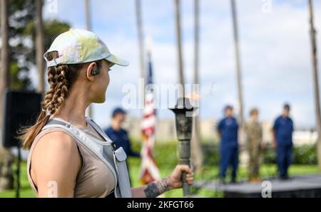 La base dell'aeronautica di Los Angeles ha tenuto un evento di commemorazione per il National POW/mia Recognition Day, che ha avuto inizio il 15 settembre e si è concluso il 16 settembre con una cerimonia di posa della torcia e della corona di 54 km. L'illuminazione della torcia e il suo funzionamento sono iniziati a Terminal Island, California, e si sono conclusi alla base. Varie organizzazioni di base e di comunità trasportavano la torcia mentre funzionavano le gambe di relè. La guardia d'onore della base dell'aeronautica di Los Angeles ha presentato i colori per la cerimonia di apertura il 16 settembre 2022. Mia Walsh, Comandante della Space base Delta 3, consegna il trofeo "Most Miles Completed" ai volontari e ai migliori runner. Foto Stock