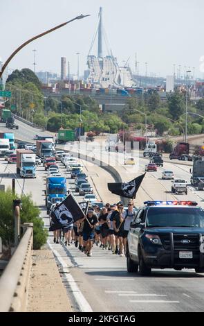 La base dell'aeronautica di Los Angeles ha tenuto un evento di commemorazione per il National POW/mia Recognition Day, che ha avuto inizio il 15 settembre e si è concluso il 16 settembre con una cerimonia di posa della torcia e della corona di 54 km. L'illuminazione della torcia e il suo funzionamento sono iniziati a Terminal Island, California, e si sono conclusi alla base. Varie organizzazioni di base e di comunità trasportavano la torcia mentre funzionavano le gambe di relè. La guardia d'onore della base dell'aeronautica di Los Angeles ha presentato i colori per la cerimonia di apertura il 16 settembre 2022. Mia Walsh, Comandante della Space base Delta 3, consegna il trofeo "Most Miles Completed" ai volontari e ai migliori runner. Foto Stock