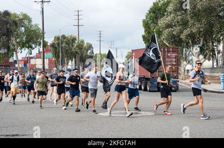 La base dell'aeronautica di Los Angeles ha tenuto un evento di commemorazione per il National POW/mia Recognition Day, che ha avuto inizio il 15 settembre e si è concluso il 16 settembre con una cerimonia di posa della torcia e della corona di 54 km. L'illuminazione della torcia e il suo funzionamento sono iniziati a Terminal Island, California, e si sono conclusi alla base. Varie organizzazioni di base e di comunità trasportavano la torcia mentre funzionavano le gambe di relè. La guardia d'onore della base dell'aeronautica di Los Angeles ha presentato i colori per la cerimonia di apertura il 16 settembre 2022. Mia Walsh, Comandante della Space base Delta 3, consegna il trofeo "Most Miles Completed" ai volontari e ai migliori runner. Foto Stock