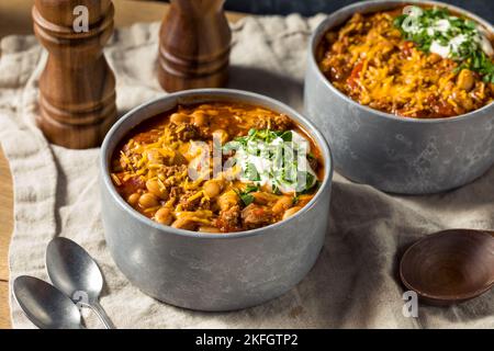 Carne al chili di tacchino fatta in casa con panna acida e formaggio Foto Stock