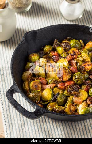 Germogli di Brussel fatti in casa con pancetta e olio d'oliva Foto Stock