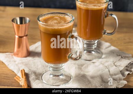 Boozy caldo Rum bollito con cannella e spezie Foto Stock