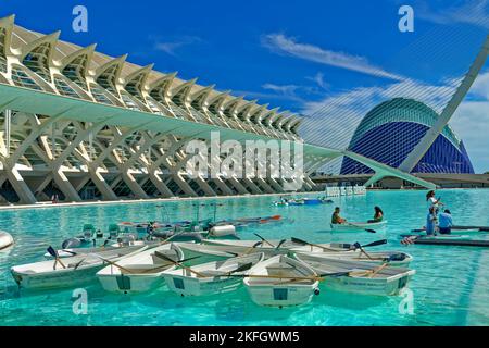 Il Museo delle Scienze nella Città delle Arti e delle Scienze con laghetto nautico a Valencia, provincia di Valencia, Spagna. Foto Stock