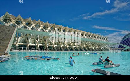 Il Museo delle Scienze nella Città delle Arti e delle Scienze con laghetto nautico a Valencia, provincia di Valencia, Spagna. Foto Stock