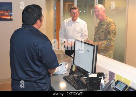 Mark Schindler (a destra) e Eugene McFeely (centro), direttore senior di affari e servizi veterani dello stato di Penn, parlano con un veterano studentesco che lavora al Penn state Student Veteran Center il 16 settembre 2022, presso lo state College, Pa. (Foto della Guardia nazionale della Pennsylvania di Brad Rhen) Foto Stock