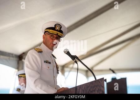 220916-N-ND021-1002 NORFOLK, VIRGINIA. (16 settembre 2022) Vice ADM. Jim Kilby, vice comandante, U.S. Fleet Forces Command, descrive la storia e i risultati ottenuti dalla USS Monterey (CG 61) durante la cerimonia di smantellamento. Monterey fu commissionata il 16 giugno 1990, ed era una nave da guerra della Marina degli Stati Uniti per 32 anni. Foto Stock