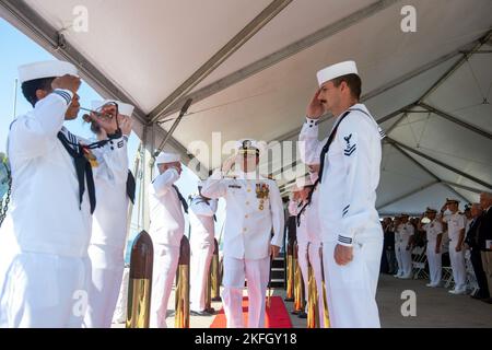 220916-N-ND021-1005 NORFOLK, VIRGINIA. (16 settembre 2022) Vice ADM. Jim Kilby, vice comandante, r comando delle forze della flotta degli Stati Uniti, parte dalla cerimonia di smantellamento della USS Monterey (CG 61). Monterey fu commissionata il 16 giugno 1990, ed era una nave da guerra della Marina degli Stati Uniti per 32 anni. Foto Stock