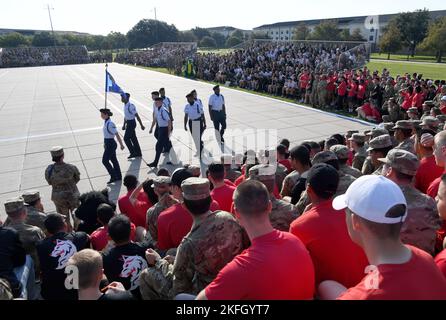 I membri del team di perforazione per la regolazione dello squadrone di addestramento 334th si esibiscono durante il drill-down del gruppo di addestramento 81st sul cuscinetto di perforazione della struttura di supporto alla formazione di Levitow presso la base dell'aeronautica di Keesler, Mississippi, 16 settembre 2022. Keesler forma più di 30.000 studenti ogni anno. Durante la formazione, gli Airmen hanno l'opportunità di fare volontariato per imparare ed eseguire le procedure di drill-down. Foto Stock