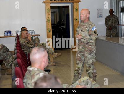 Campo BONDSTEEL, Kosovo – Colo dell'esercito statunitense Christopher J. Samulski, il comandante della squadra di combattimento della Brigata della Fanteria 116th, 29th Divisione della Fanteria, Guardia Nazionale della Virginia, E il comando regionale della Kossovo Force East discute le sue priorità e le sue riflessioni sulla prevenzione del suicidio nell’esercito durante un seminario sulla prevenzione e la sensibilizzazione al suicidio a Camp Bondsteel, Kosovo, 16 settembre 2022. La brigata consegnerà braccialetti commemorativi con i nomi dei compagni caduti ai membri del servizio in tutta l'organizzazione come ulteriore livello di protezione contro il suicidio. L'intento dei braccialetti è per i soldati t Foto Stock