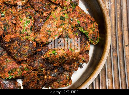 cotolette di verdure fritte di noci in una padella di ferro su una stufa elettrica a gas. Dieta vegetariana di food. Di salute Foto Stock