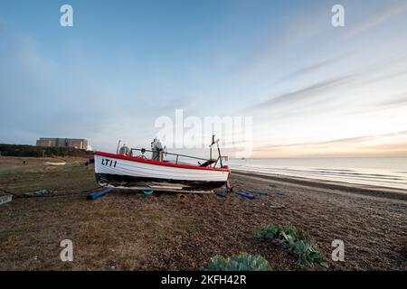 Barche da pesca sulla spiaggia di fronte alla centrale nucleare di Sizewell in Suffolk UK. Il sito attuale delle centrali di Sizewell A e B e t Foto Stock