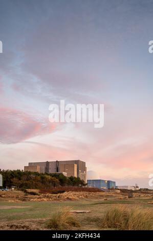 Case e la centrale nucleare di Sizewell a Suffolk UK. L'attuale sito delle centrali di Sizewell A e B e la proposta Sizewell C. Foto Stock