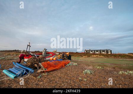 Barche da pesca sulla spiaggia di fronte alla centrale nucleare di Sizewell in Suffolk UK. Il sito attuale delle centrali di Sizewell A e B e t Foto Stock