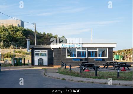 Il Sizewell Tea Cafe e snack bar sulla spiaggia vicino alla centrale nucleare di Sizewell B Suffolk UK, Foto Stock