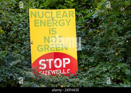 Manifesti di protesta a Sizewell il sito della centrale nucleare di Sizewell, nel Regno Unito. Il sito attuale delle centrali di Sizewell A e B. Foto Stock