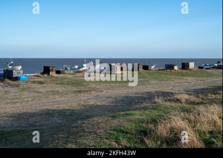 Barche da pesca sulla spiaggia di Sizewell Suffolk UK accanto anche il sito della centrale nucleare di Sizewell e il sito proposto per la nuova Sizewell C rea Foto Stock