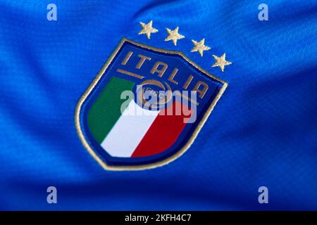 Primo piano della cresta della nazionale di calcio sulla divisa Home. Coppa del mondo FIFA Qatar 2022. Foto Stock