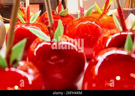 Mele rosse caramelle su bastoncini in vetrina presso un mercatino di Natale a Salisburgo, Austria. Foto Stock