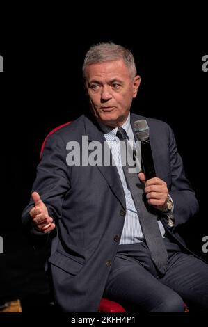 Cuneo, Italia. 18th novembre 2022. Il giornalista e scrittore Ezio Mauro, già direttore del giornale italiano 'la Repubblica', sul palco del Teatro Toselli di Cuneo in occasione del Festival Scrittorincittà. Credit: Luca Presentia / Alamy Live News Foto Stock