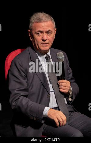 Cuneo, Italia. 18th novembre 2022. Il giornalista e scrittore Ezio Mauro, già direttore del giornale italiano 'la Repubblica', sul palco del Teatro Toselli di Cuneo in occasione del Festival Scrittorincittà. Credit: Luca Presentia / Alamy Live News Foto Stock