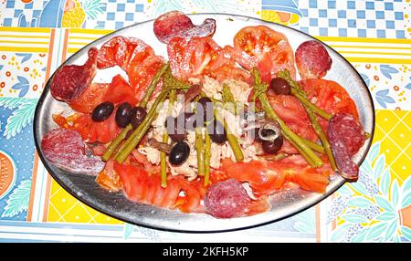 Piatto combinato di uova, asparagi, carciofi, pepe di Piquillo e tonno in olio Foto Stock