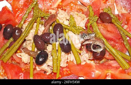 Piatto combinato di uova, asparagi, carciofi, pepe di Piquillo e tonno in olio Foto Stock