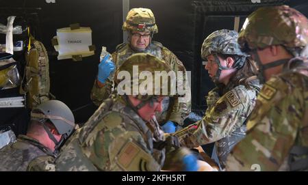 Il 111th Medical Group fornisce assistenza a un incidente simulato durante un esercizio di preparazione venerdì 16 settembre 2022 presso la base della guardia nazionale Biddle Air. L'esercizio di preparazione si è svolto da settembre 15 a settembre 17 e ha convalidato le funzionalità di preparazione alla distribuzione e alla pre-implementazione di Wing. Foto Stock