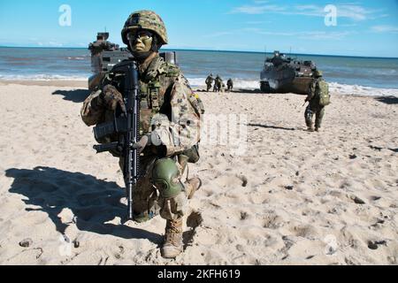 Tokunoshima, Giappone. 18th Nov 2022. Membro del Giappone Ground Self-Defense Force's Anfibious Rapid Deployment Brigade atterraggio durante l'esercizio militare congiunto USA e Giappone 'spade 23' a Manda Beach a Tokunoshima Island, Kagoshima-Prefettura, Giappone Venerdì, 18 novembre 2022. Foto di Keizo Mori/UPI Credit: UPI/Alamy Live News Foto Stock