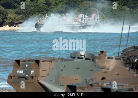 La LCAC della forza di autodifesa marittima del Giappone (imbarcazione da atterraggio, ammortizzata aerea) è vista atterrare durante l'esercizio militare congiunto degli Stati Uniti e del Giappone "Keen Sword 23" a Manda Beach sull'isola di Tokunoshima, nella prefettura di Kagoshima, Giappone il 18 novembre 2022. Foto di Keizo Mori/UPI Credit: UPI/Alamy Live News Foto Stock