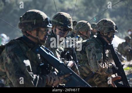 Tokunoshima, Giappone. 18th Nov 2022. Membro del Giappone Ground Self-Defense Force's Anfibious Rapid Deployment Brigade atterraggio durante l'esercizio militare congiunto USA e Giappone 'spade 23' a Manda Beach a Tokunoshima Island, Kagoshima-Prefettura, Giappone Venerdì, 18 novembre 2022. Foto di Keizo Mori/UPI Credit: UPI/Alamy Live News Foto Stock