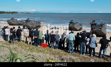 Tokunoshima, Giappone. 18th Nov 2022. Gli isolani dell'Isola di Tokunoshima si riuniscono per guardare l'esercizio militare congiunto di Stati Uniti e Giappone 'Keen Sword 23' a Manda Beach nell'Isola di Tokunoshima, nella Prefettura di Kagoshima, Giappone venerdì 18 novembre 2022. Foto di Keizo Mori/UPI Credit: UPI/Alamy Live News Foto Stock