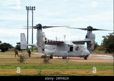 Tokunoshima, Giappone. 18th Nov 2022. Il 18 novembre 2022, il Marines degli Stati Uniti 'MV-22 Osprey è visto atterrare durante l'esercizio militare congiunto di Stati Uniti e Giappone 'Keen Sword 23' nell'isola di Tokunoshima, nella prefettura di Kagoshima, Giappone. Foto di Keizo Mori/UPI Credit: UPI/Alamy Live News Foto Stock